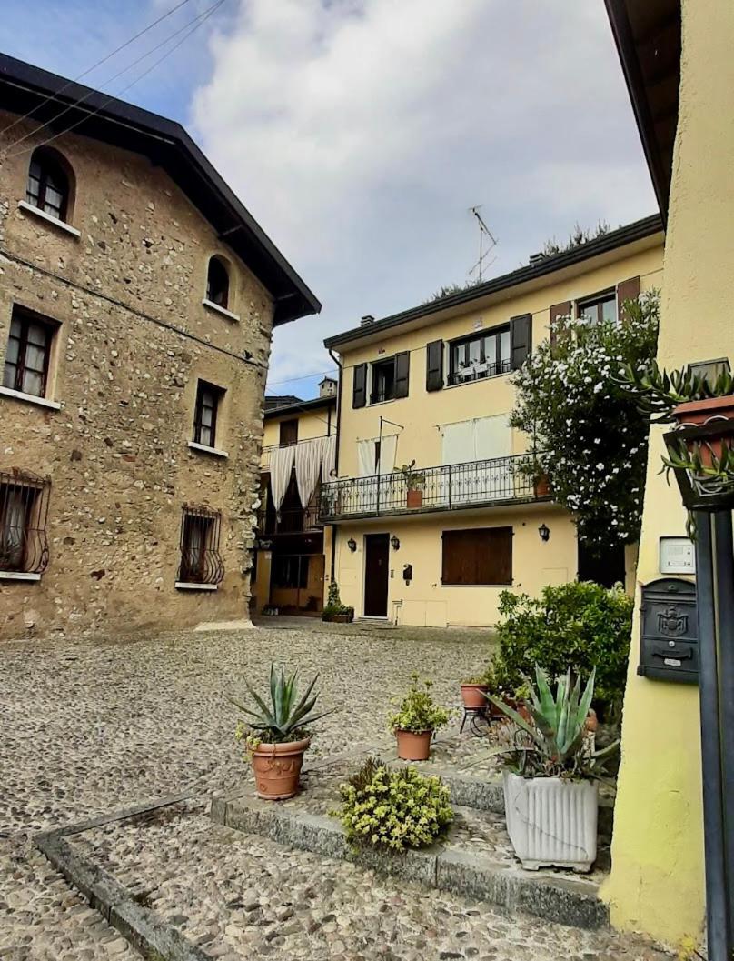 Affascinante Appartamento Nel Castello. Moniga del Garda Exterior photo
